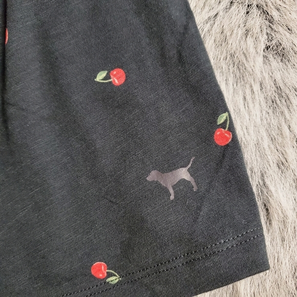 VS Pink Bling Yoga Pants & Cherries Crop Tee - Picture 3 of 3